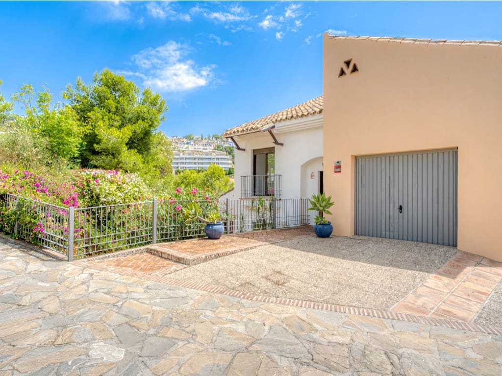 4 sypialnia Dom na sprzedaż w Los Arqueros z basenem garażem - 810 000 € (Ref: 9177669)