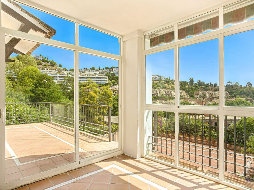 4 sypialnia Dom na sprzedaż w Los Arqueros z basenem garażem - 810 000 € (Ref: 9177669)