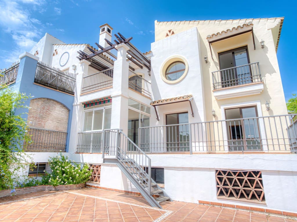 4 sypialnia Dom na sprzedaż w Los Arqueros z basenem garażem - 810 000 € (Ref: 9177669)