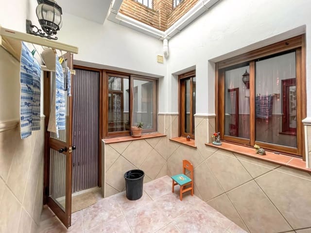 4 makuuhuone Omakotitalo myytävänä paikassa Alozaina mukana 
autotalli - 197 000 € (Ref: 9178071)