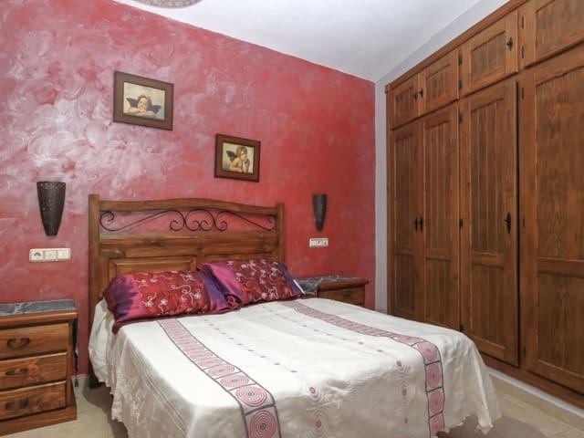 4 makuuhuone Omakotitalo myytävänä paikassa Alozaina mukana 
autotalli - 197 000 € (Ref: 9178071)