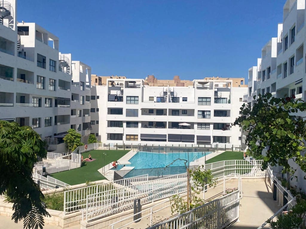 3 chambre Penthouse à vendre à Estepona avec piscine - 560 000 € (Ref: 9180836)