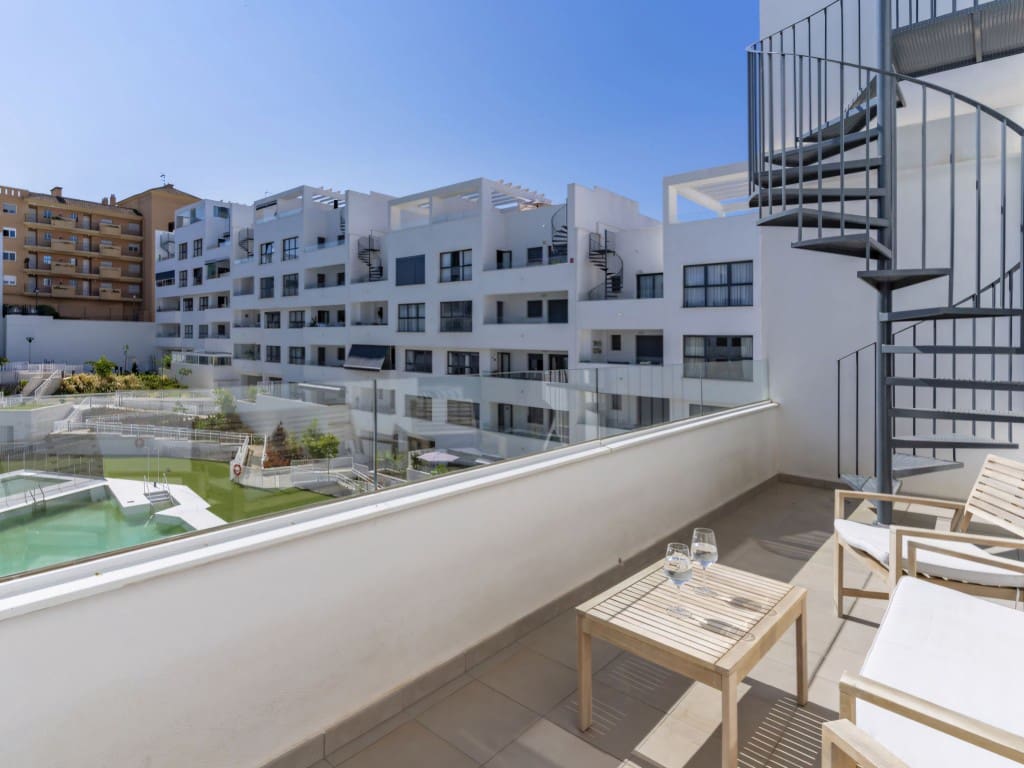 3 chambre Penthouse à vendre à Estepona avec piscine - 560 000 € (Ref: 9180836)