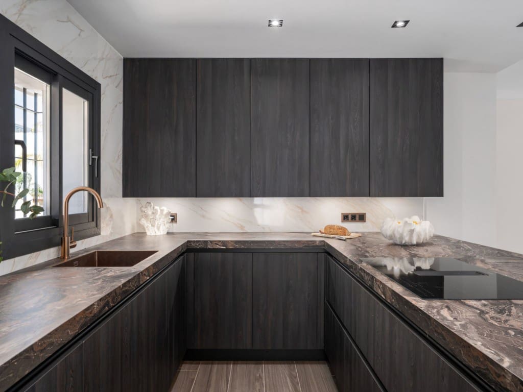 5 slaapkamer Villa te koop in Nueva Andalucia met zwembad garage - € 2.150.000 (Ref: 9188127)