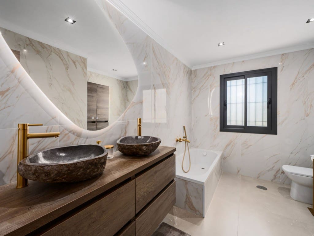 5 slaapkamer Villa te koop in Nueva Andalucia met zwembad garage - € 2.150.000 (Ref: 9188127)