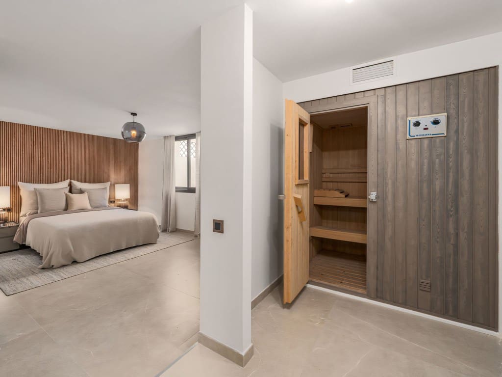 5 slaapkamer Villa te koop in Nueva Andalucia met zwembad garage - € 2.150.000 (Ref: 9188127)