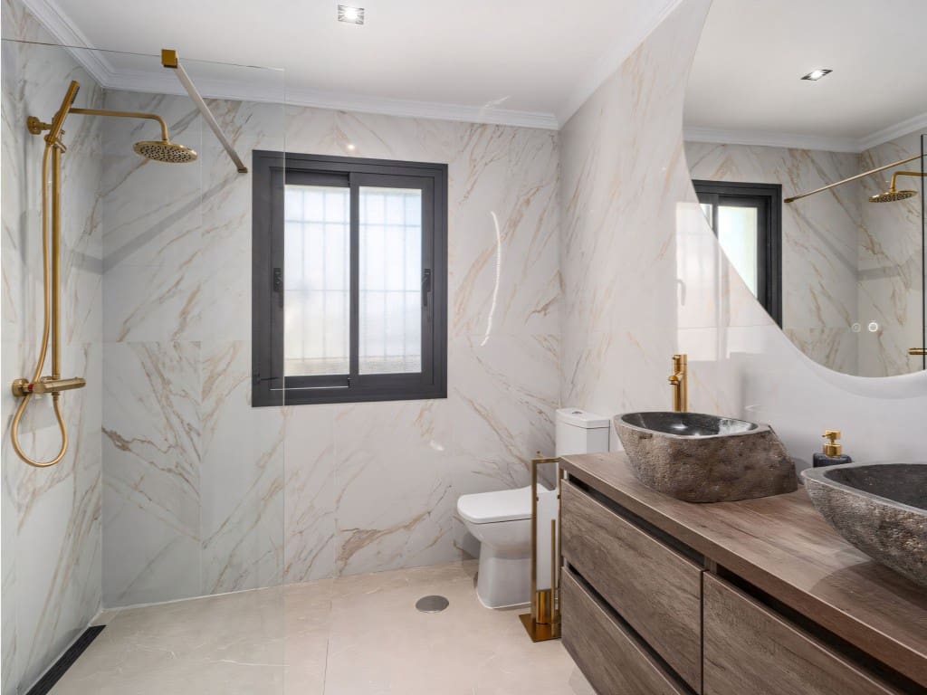 5 slaapkamer Villa te koop in Nueva Andalucia met zwembad garage - € 2.150.000 (Ref: 9188127)