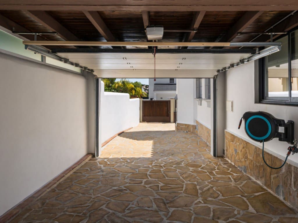 5 slaapkamer Villa te koop in Nueva Andalucia met zwembad garage - € 2.150.000 (Ref: 9188127)