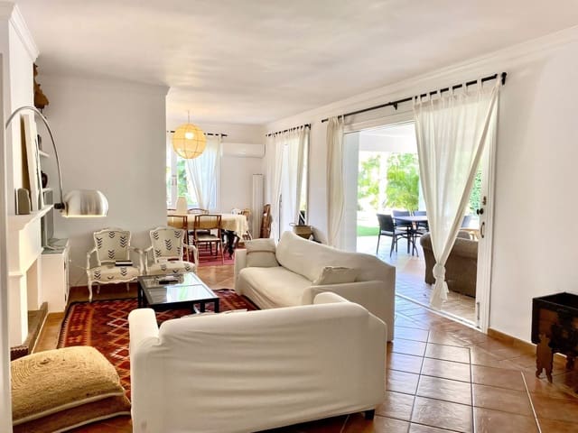 4 sypialnia Willa na sprzedaż w Los Monteros, Marbella z basenem garażem - 1 900 000 € (Ref: 9190886)