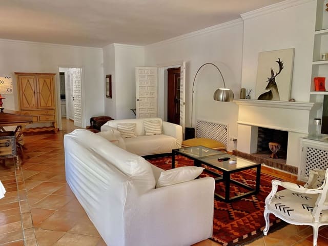 4 sypialnia Willa na sprzedaż w Los Monteros, Marbella z basenem garażem - 1 900 000 € (Ref: 9190886)