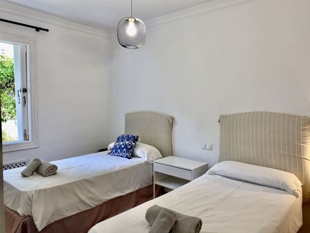 4 sypialnia Willa na sprzedaż w Los Monteros, Marbella z basenem garażem - 1 900 000 € (Ref: 9190886)