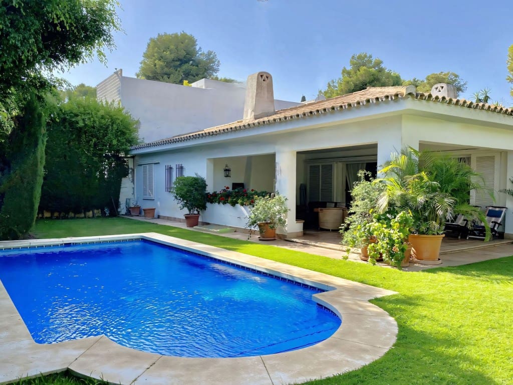 4 soveværelse Villa til salg i Los Monteros med swimmingpool garage - € 1.900.000 (Ref: 9190886)