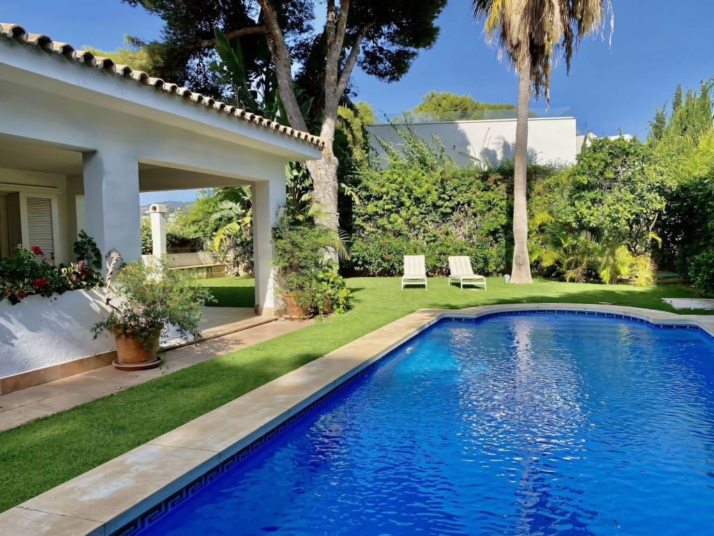 4 soveværelse Villa til salg i Los Monteros med swimmingpool garage - € 1.900.000 (Ref: 9190886)