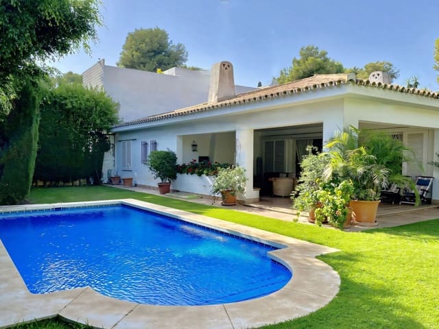 4 sypialnia Willa na sprzedaż w Los Monteros, Marbella z basenem garażem - 1 900 000 € (Ref: 9190886)