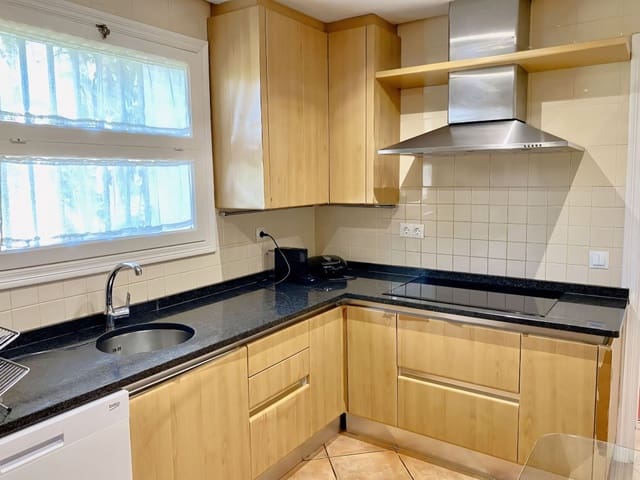 4 sypialnia Willa na sprzedaż w Los Monteros, Marbella z basenem garażem - 1 900 000 € (Ref: 9190886)