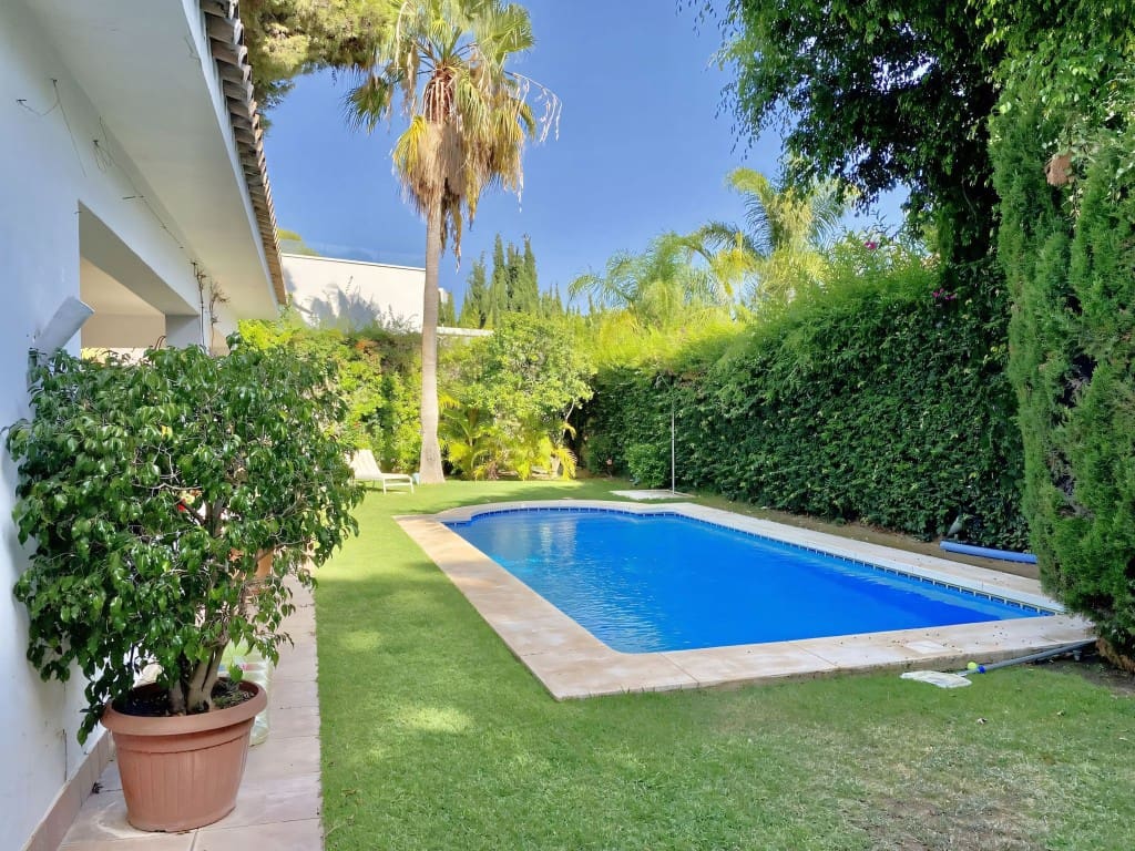 4 soveværelse Villa til salg i Los Monteros med swimmingpool garage - € 1.900.000 (Ref: 9190886)