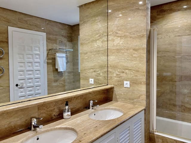 4 sypialnia Willa na sprzedaż w Los Monteros, Marbella z basenem garażem - 1 900 000 € (Ref: 9190886)