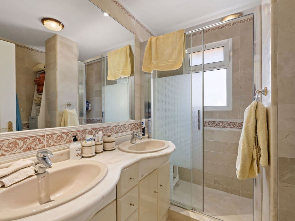 3 slaapkamer Penthouse te koop in Nueva Andalucia met zwembad - € 649.000 (Ref: 9202239)