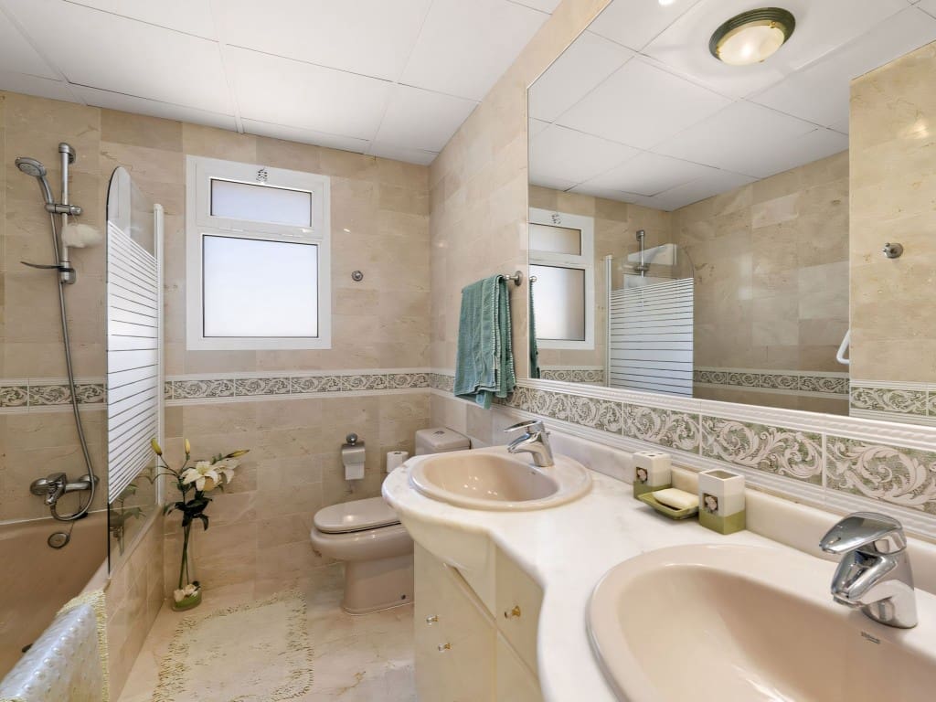 3 slaapkamer Penthouse te koop in Nueva Andalucia met zwembad - € 649.000 (Ref: 9202239)