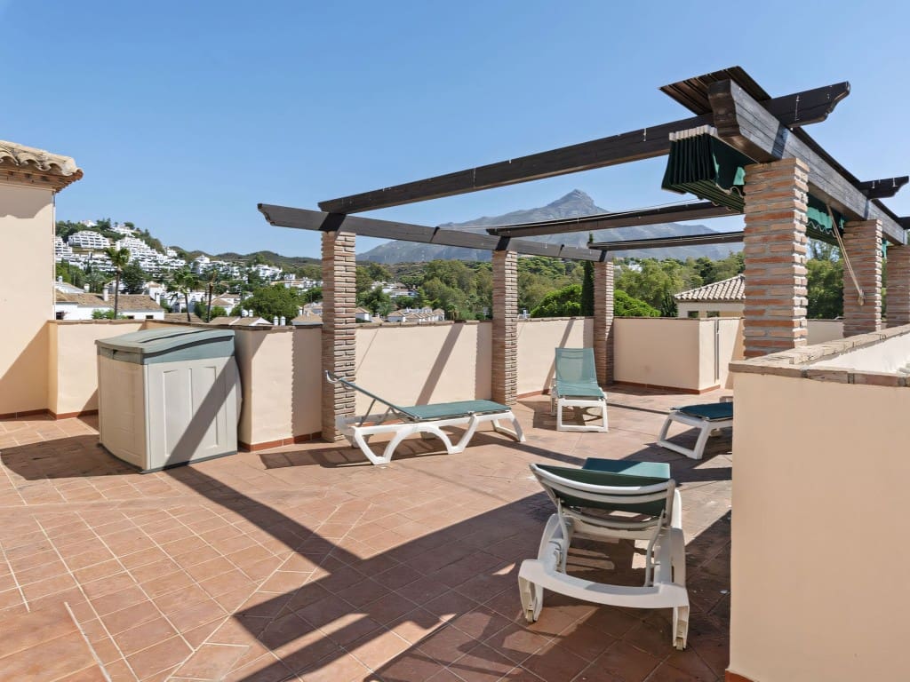 3 slaapkamer Penthouse te koop in Nueva Andalucia met zwembad - € 649.000 (Ref: 9202239)