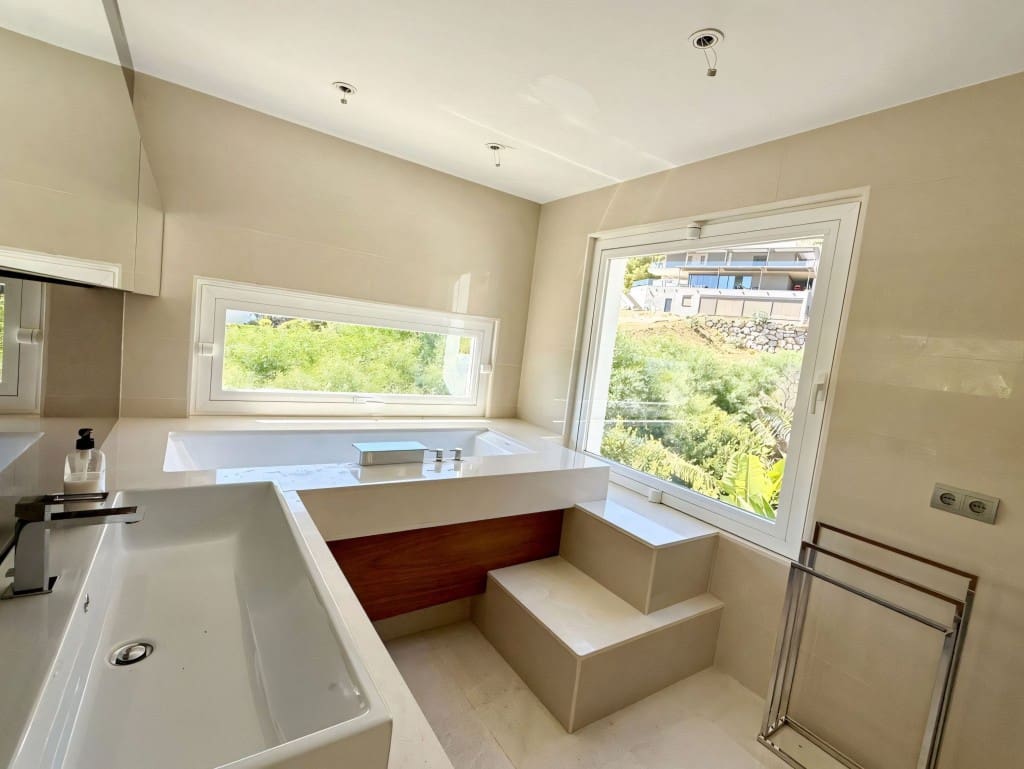 4 soveværelse Villa til salg i Valtocado med swimmingpool garage - € 1.999.000 (Ref: 9206305)