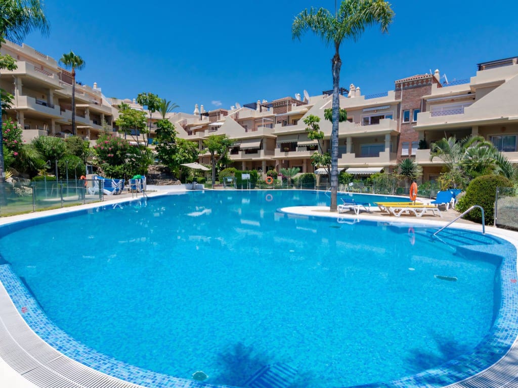 3 bedroom Penthouse for sale in Benahavis with pool - € 448,000 (Ref: 9208150)