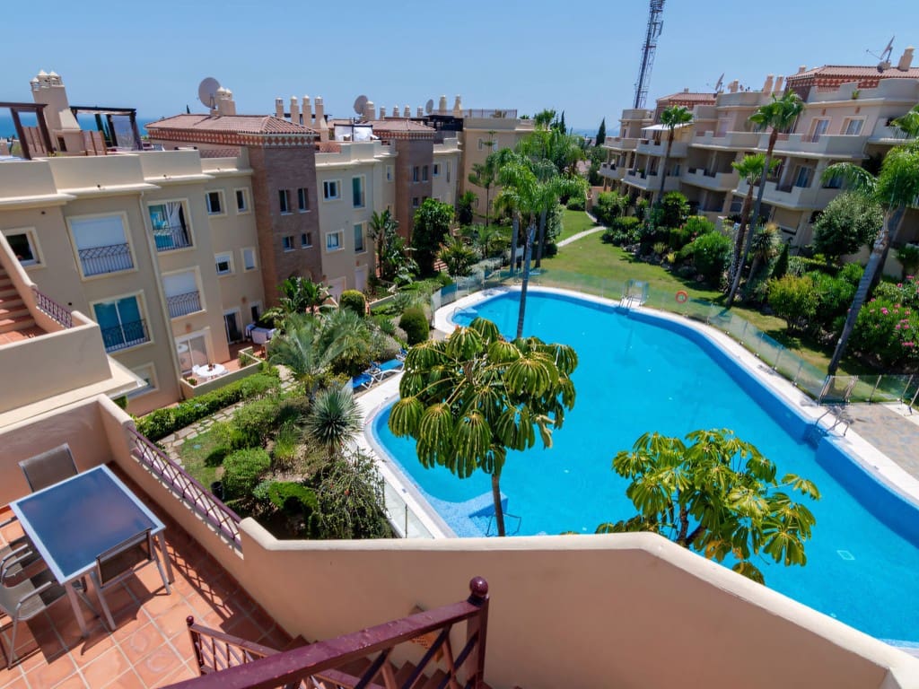 3 bedroom Penthouse for sale in Benahavis with pool - € 448,000 (Ref: 9208150)