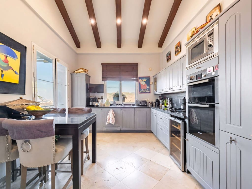 4 sypialnia Willa na sprzedaż w Istan z basenem garażem - 1 850 000 € (Ref: 9214883)