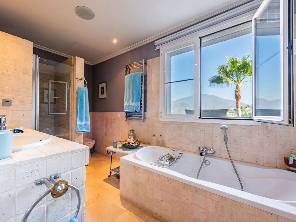 4 sypialnia Willa na sprzedaż w Istan z basenem garażem - 1 850 000 € (Ref: 9214883)