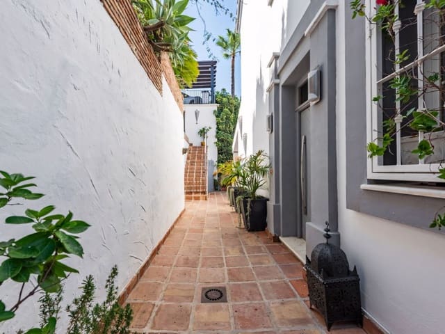 4 sypialnia Willa na sprzedaż w Istán z basenem garażem - 1 850 000 € (Ref: 9214883)