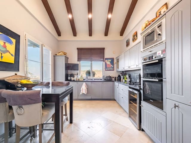 4 sypialnia Willa na sprzedaż w Istán z basenem garażem - 1 850 000 € (Ref: 9214883)