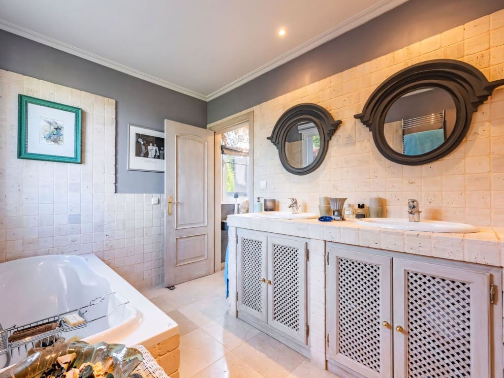 4 sypialnia Willa na sprzedaż w Istan z basenem garażem - 1 850 000 € (Ref: 9214883)