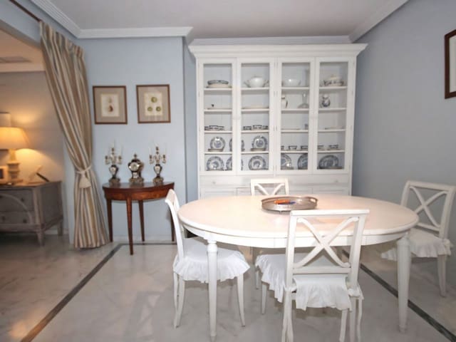 2 sovrum Lägenhet till salu i Los Monteros, Marbella med pool garage - 650 000 € (Ref: 9219772)