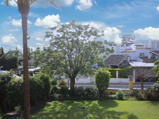 2 sovrum Lägenhet till salu i Los Monteros, Marbella med pool garage - 650 000 € (Ref: 9219772)