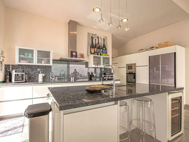 4 sypialnia Willa na sprzedaż w La Mairena, Ojen z basenem garażem - 1 695 000 € (Ref: 9228366)