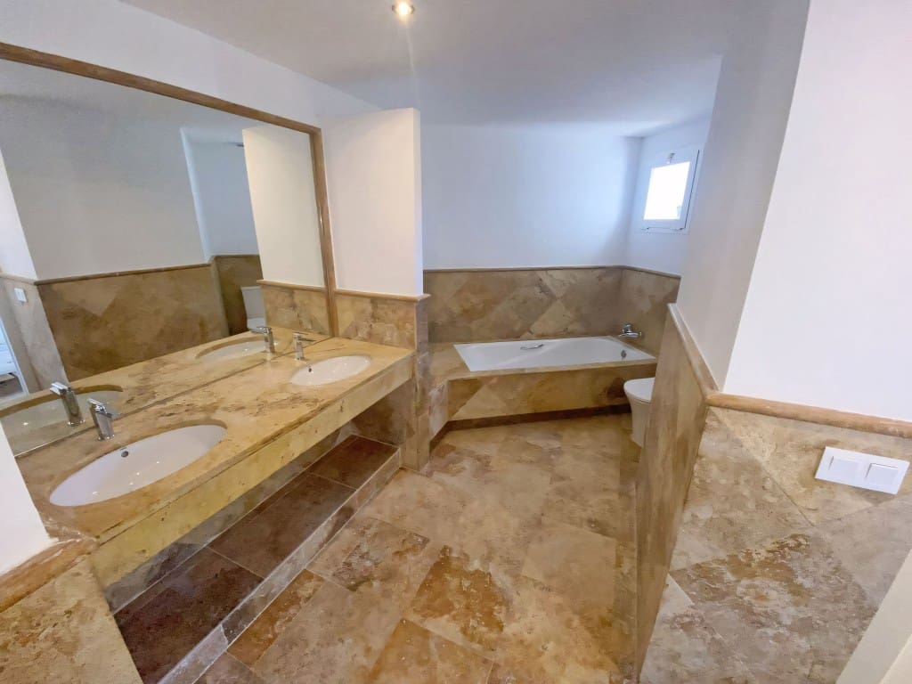 3 sypialnia Dom na sprzedaż w Istan z basenem garażem - 449 000 € (Ref: 9236087)