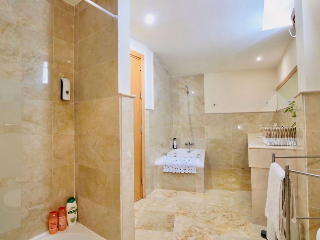 3 soverom Penthouse til salgs i Los Monteros med svømmebasseng garasje - € 649 000 (Ref: 9262326)