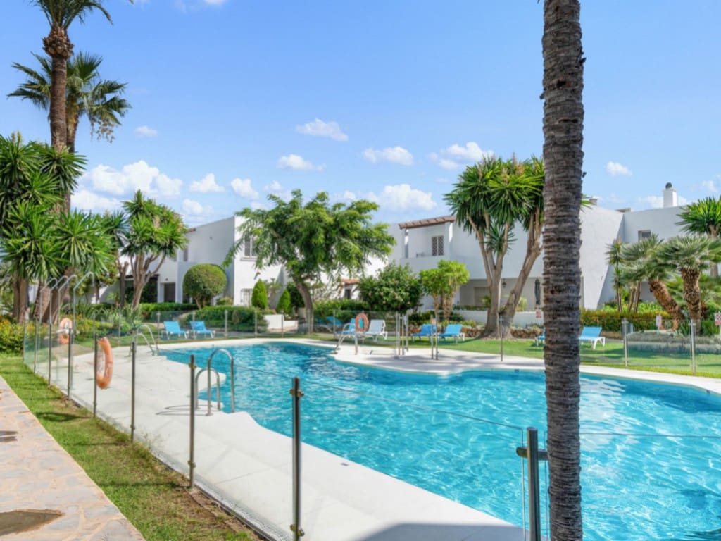 4 slaapkamer Appartement te koop in Nueva Andalucia met zwembad - € 825.000 (Ref: 9265303)