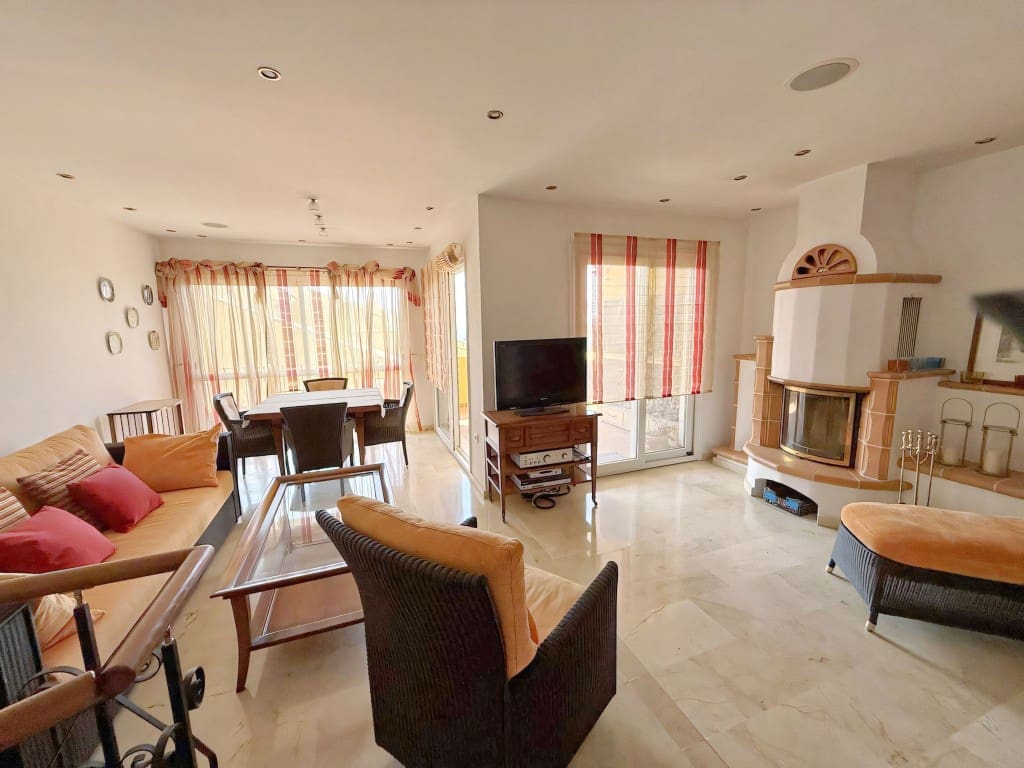 4 soverom Kjedet enebolig til salgs i Costabella med svømmebasseng garasje - € 1 050 000 (Ref: 9265304)