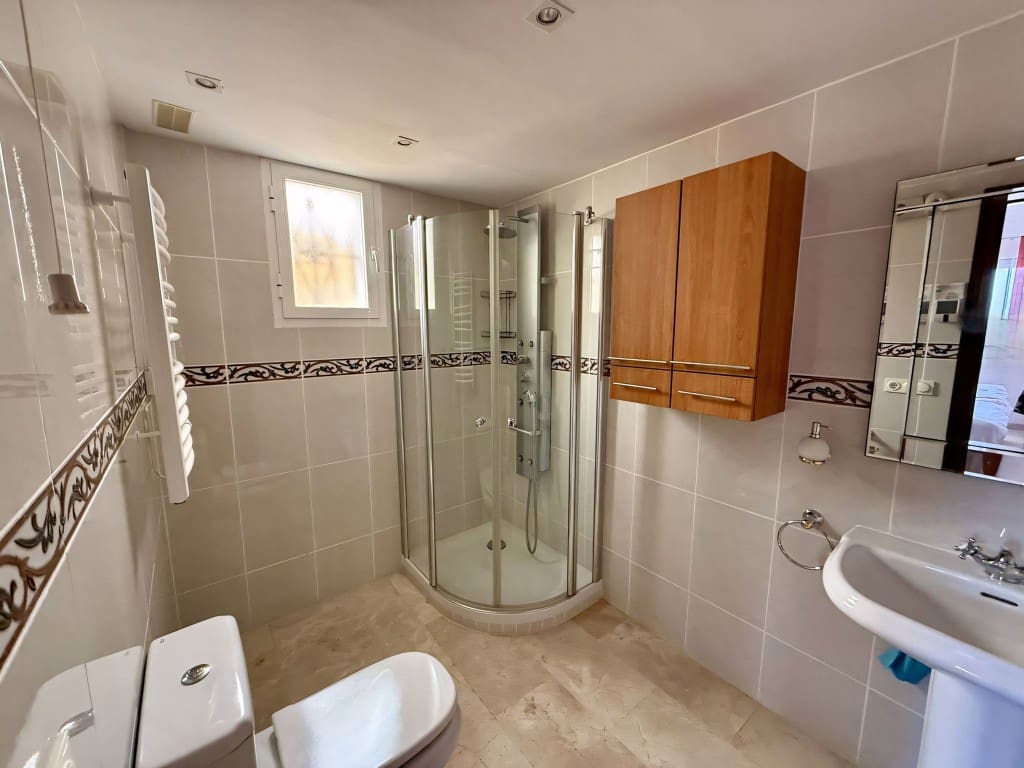 4 soverom Kjedet enebolig til salgs i Costabella med svømmebasseng garasje - € 1 050 000 (Ref: 9265304)