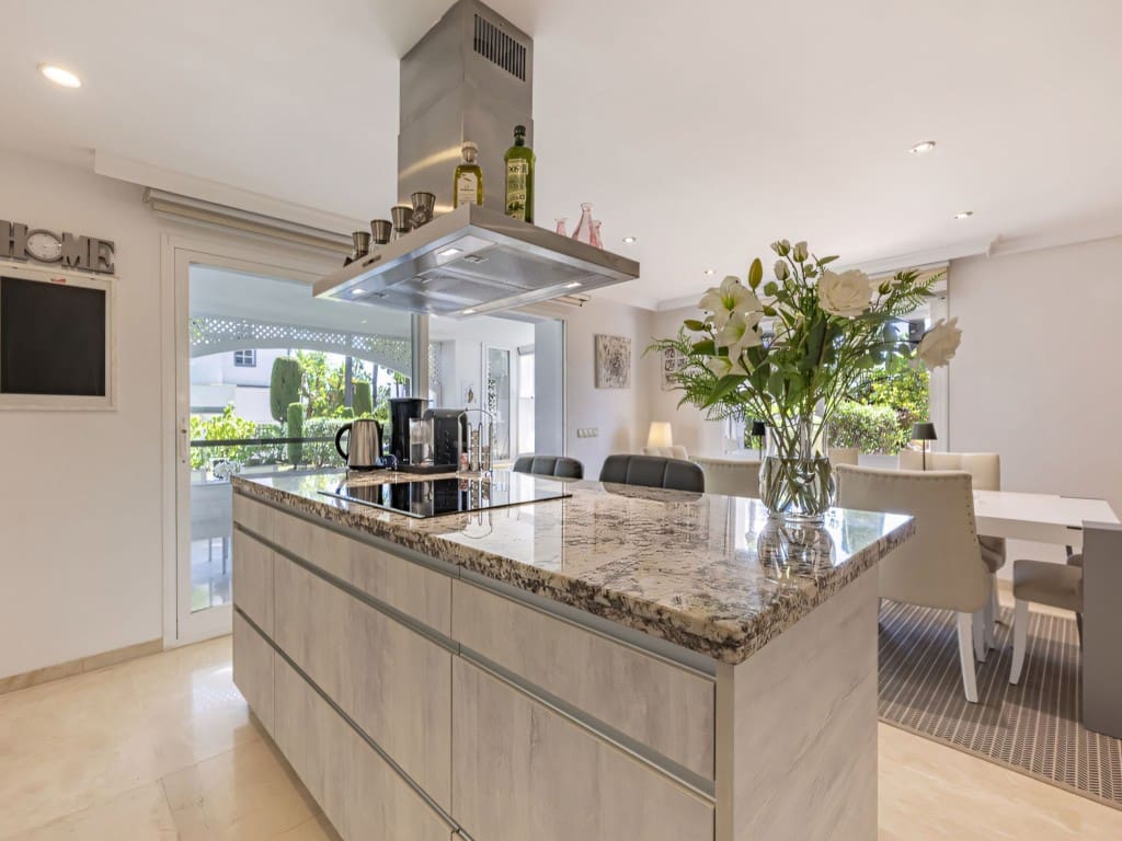 3 slaapkamer Appartement te koop in New Golden Mile met zwembad garage - € 849.000 (Ref: 9272174)