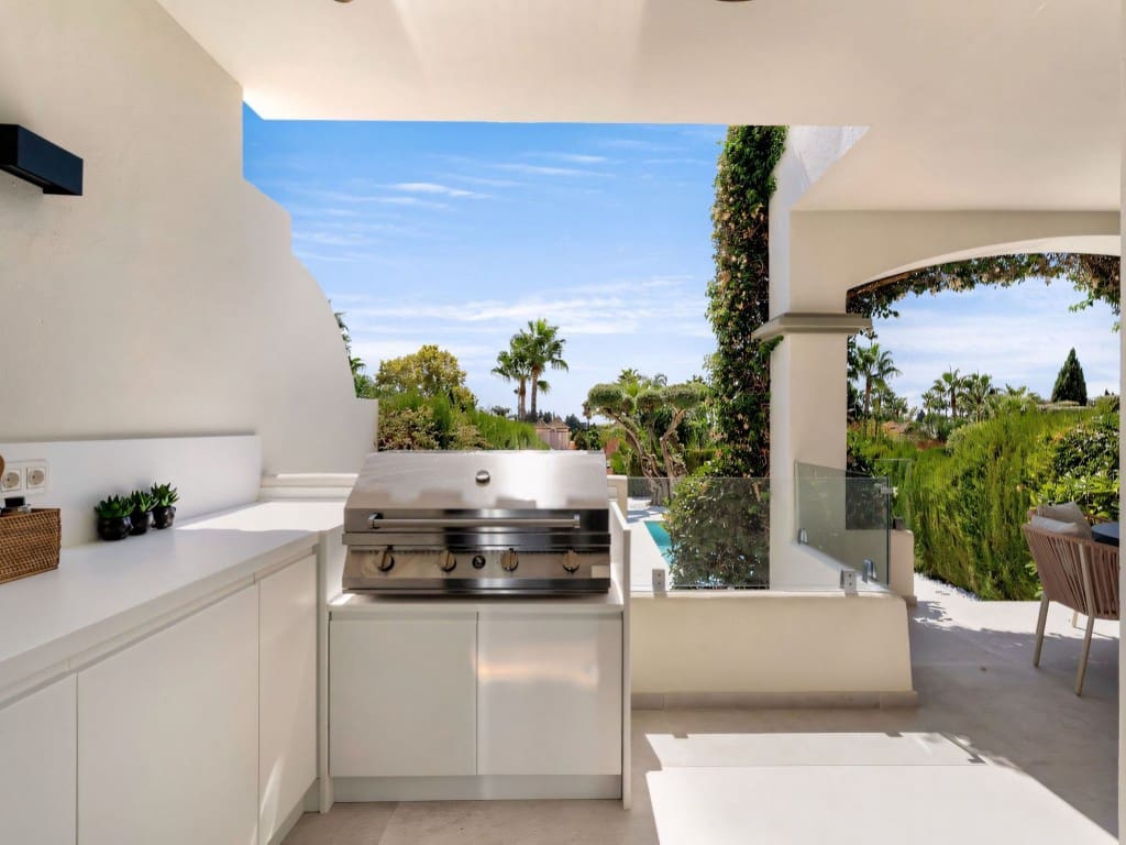 Casa de 4 habitaciones en Nueva Andalucia en venta con piscina garaje - 2.175.000 € (Ref: 9275881)