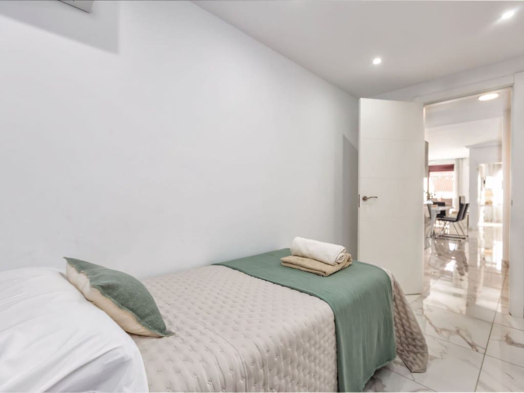 Apartamento de 3 habitaciones en Nueva Andalucia en venta con piscina garaje - 695.000 € (Ref: 9284946)