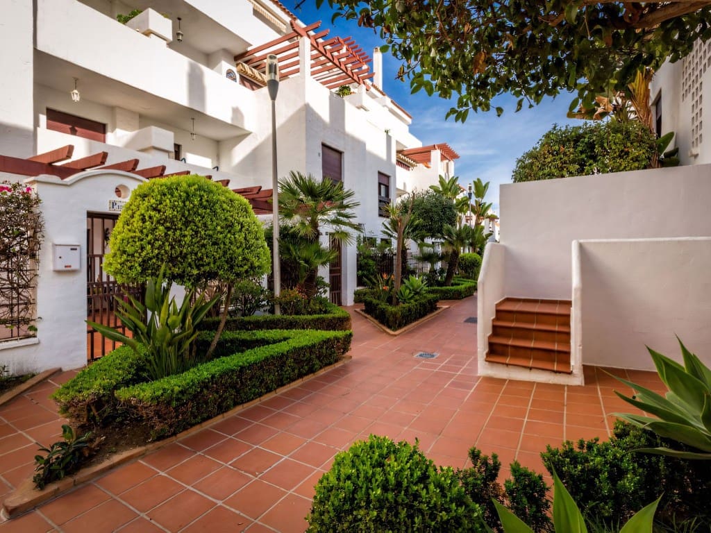 Apartamento de 3 habitaciones en Nueva Andalucia en venta con piscina garaje - 695.000 € (Ref: 9284946)