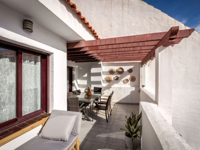 Apartamento de 3 habitaciones en Nueva Andalucia, Marbella en venta con piscina garaje - 695.000 € (Ref: 9284946)