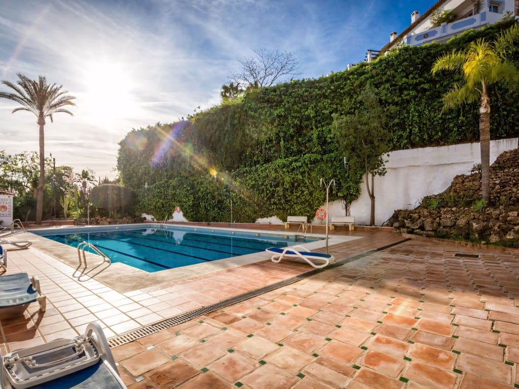 Apartamento de 3 habitaciones en Nueva Andalucia en venta con piscina garaje - 695.000 € (Ref: 9284946)