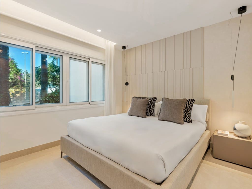 2 slaapkamer Appartement te koop in New Golden Mile met zwembad - € 1.995.000 (Ref: 9297090)