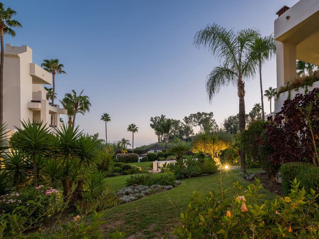 2 slaapkamer Appartement te koop in New Golden Mile met zwembad - € 1.995.000 (Ref: 9297090)