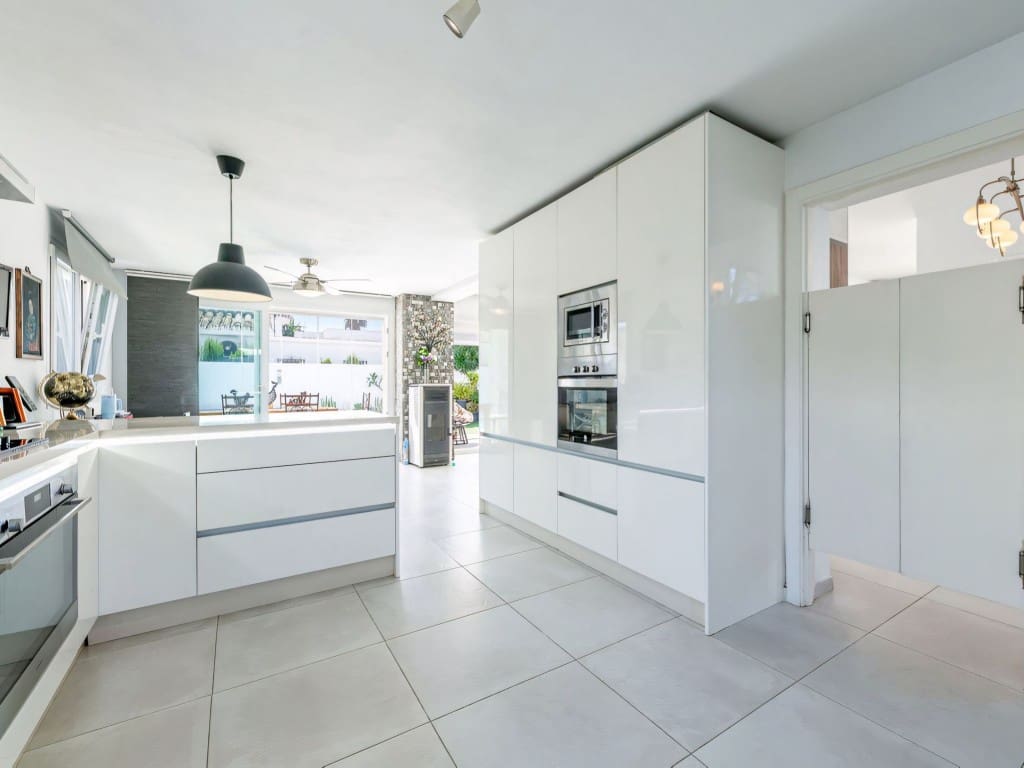 3 soveværelse Villa til salg i Costalita med swimmingpool garage - € 1.600.000 (Ref: 9304981)