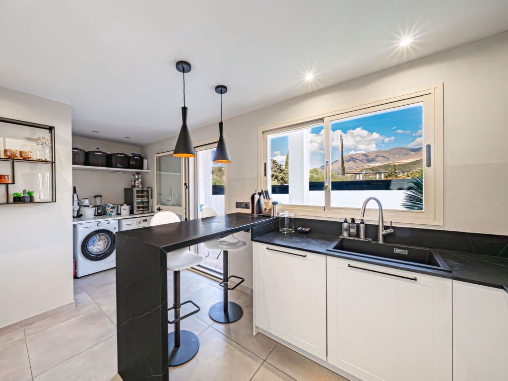 Casa de 4 habitaciones en Estepona en venta con piscina - 585.000 € (Ref: 9312452)